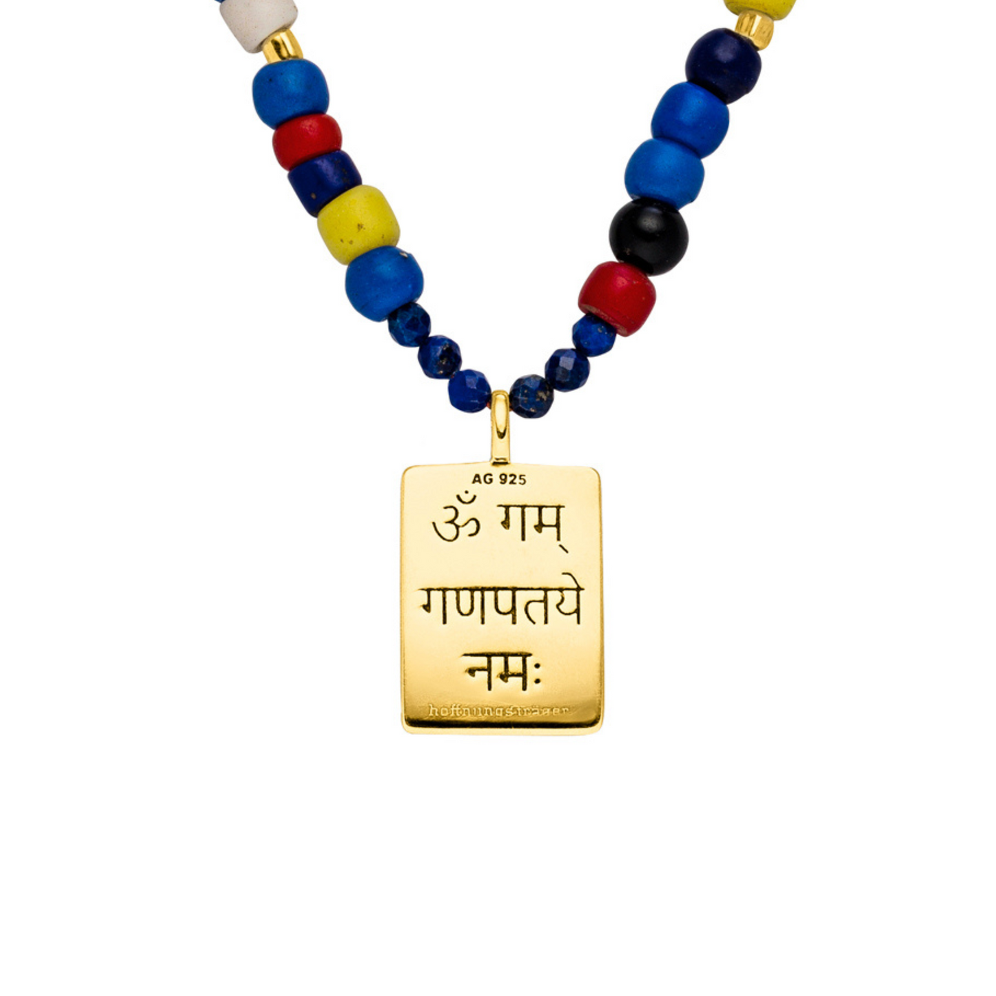 Ein massiver Ganesha-Mantra-Anhänger aus SterlingSilber vergoldet. Auf dessen Rückseite ist das uralte Mantra OM GANAPATAYE NAMAH eingeprägt – ein leiser, kraftvoller Ruf nach Klarheit, nach innerer Ausrichtung, nach Frieden.