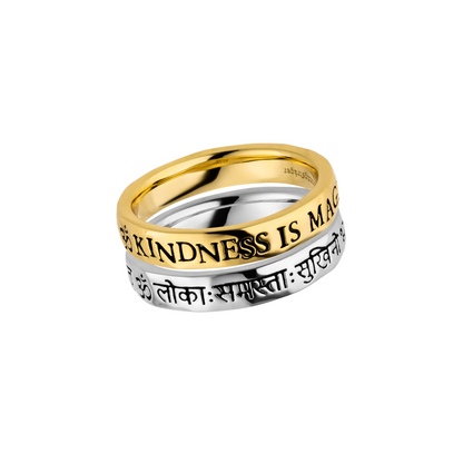 Zwei Mantra-Ringe aus Silber, vergoldet mit „Kindness is Magic“ & Sanskrit-Mantra. Für Mitgefühl, Achtsamkeit & tägliche Erinnerung. Farbkombination wählbar. Jetzt Wunschring entdecken!

