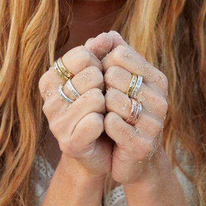 Yoga Mantra-Ringe aus Silber, vergoldet mit „Kindness is Magic“ & Sanskrit-Mantra. Für Mitgefühl, Achtsamkeit & tägliche Erinnerung. Farbkombination wählbar. Jetzt Wunschring entdecken!
