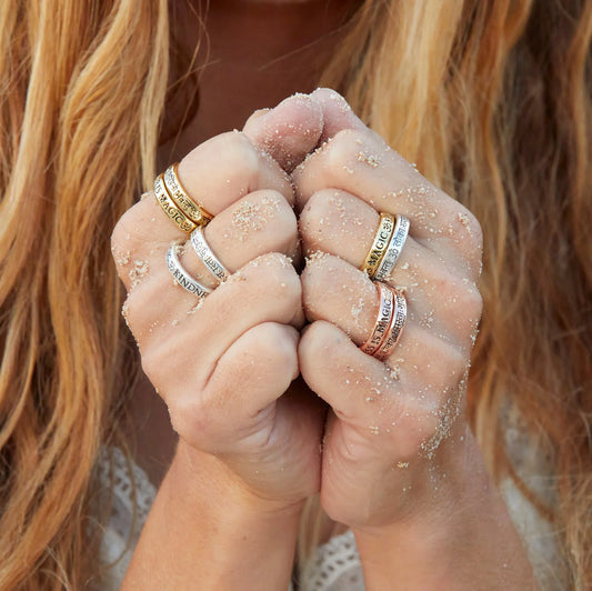 Yoga Mantra-Ringe aus Silber, vergoldet mit „Kindness is Magic“ & Sanskrit-Mantra. Für Mitgefühl, Achtsamkeit & tägliche Erinnerung. Farbkombination wählbar. Jetzt Wunschring entdecken!
