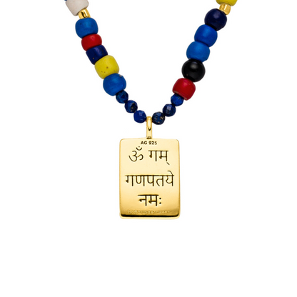 Ein massiver Ganesha-Mantra-Anhänger aus SterlingSilber vergoldet. Auf dessen Rückseite ist das uralte Mantra OM GANAPATAYE NAMAH eingeprägt – ein leiser, kraftvoller Ruf nach Klarheit, nach innerer Ausrichtung, nach Frieden.