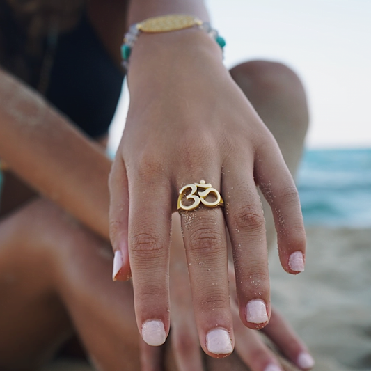 Goldener OM Ring