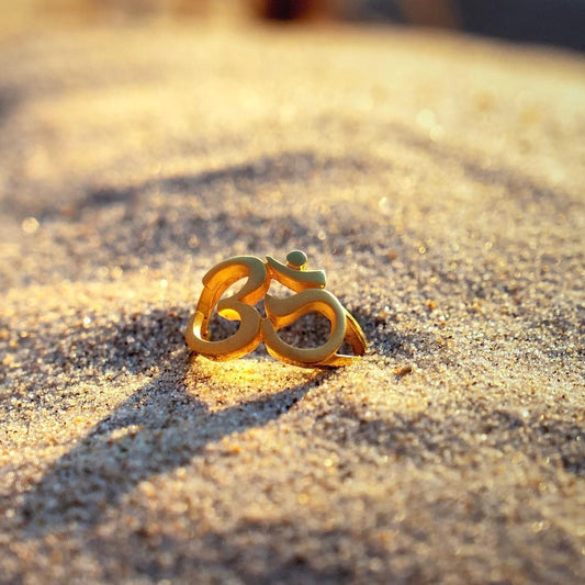 Goldener OM Ring